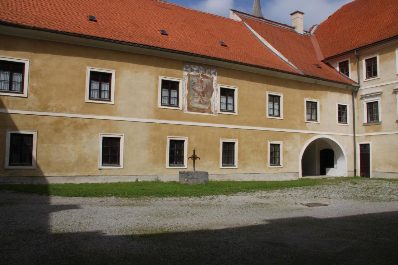 Hotel Im Stift Neuberg Neuberg an der Muerz Bagian luar foto